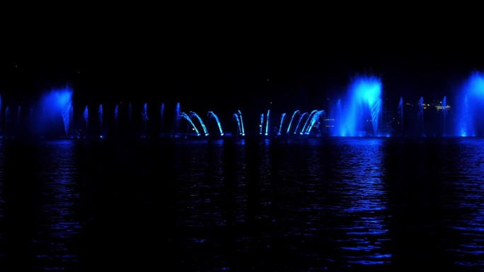 湖中美丽的喷泉，彩灯闪烁。