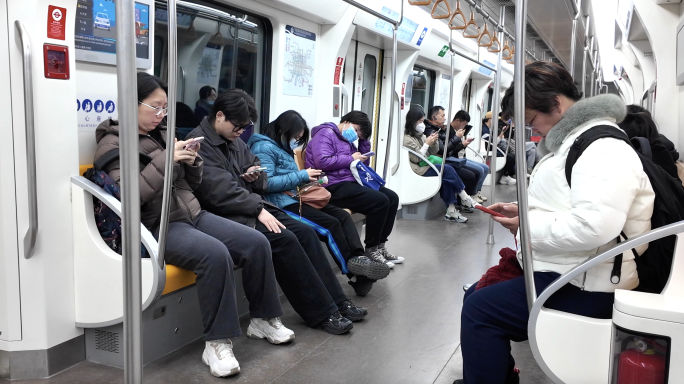 地铁车厢里玩手机的人们4k