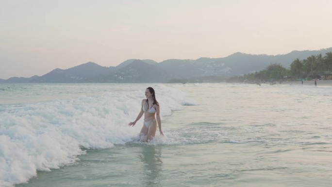 女子在苏梅岛的海里游泳