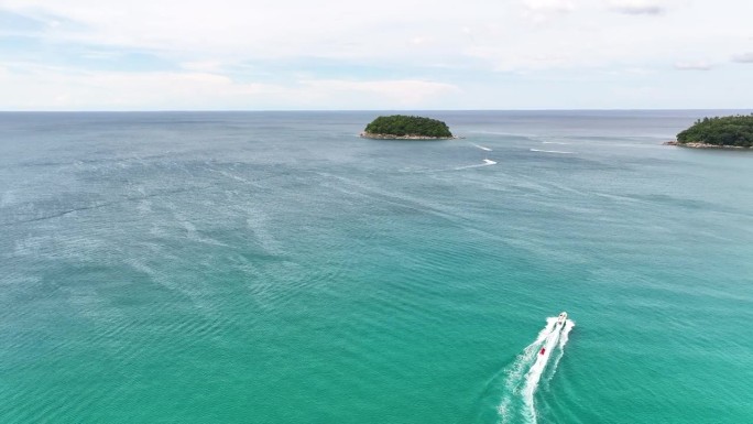 夏天最美的海景鸟瞰图。白云蓝天。可以看到无边无际的地平线。