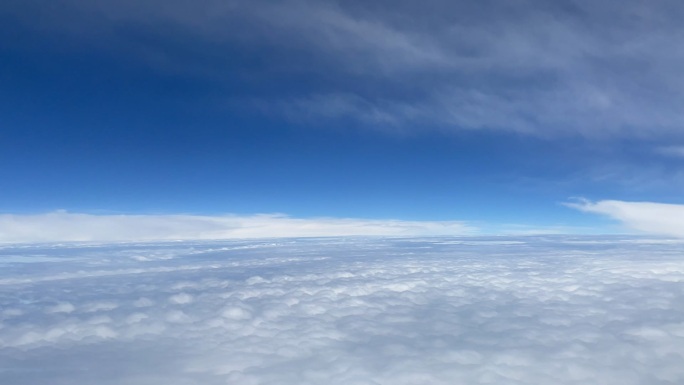 飞机在天空飞行穿过云层