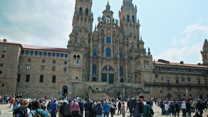 游客在西班牙的圣地亚哥德孔波斯特拉大教堂参观和散步。