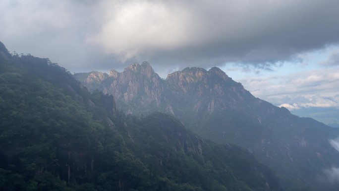 黄山云雾缭绕巍峨的高山