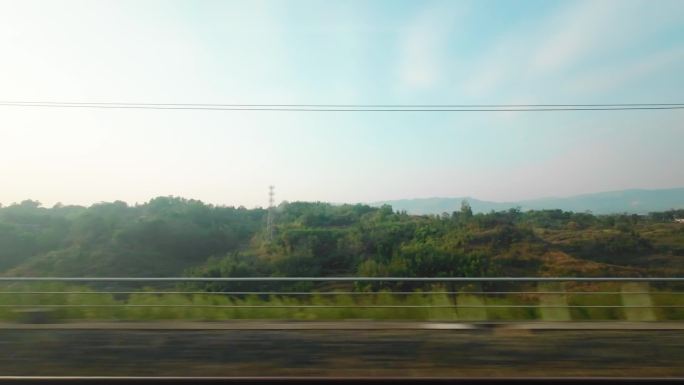 在路上火车行驶窗外风景飞速掠过