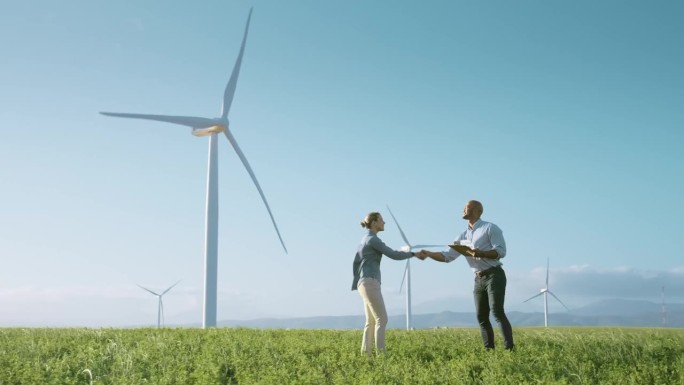 工程人员，握手和风力涡轮机会议，现场检查可再生能源和可持续性。行业经理与环保交易、风车电力和清单握手