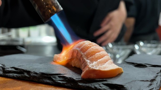正宗的日本三文鱼Aburi寿司是由专业厨师制作的。4k拍摄