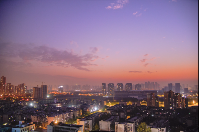 氛围感城市晚霞夜晚降临路灯亮起