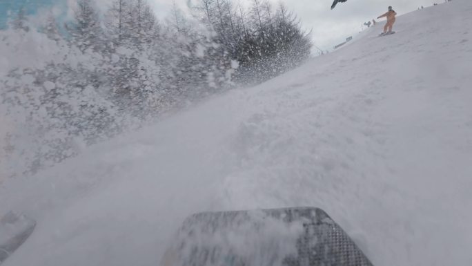 双板滑雪高速镜头慢动作雪花飞起主观视角