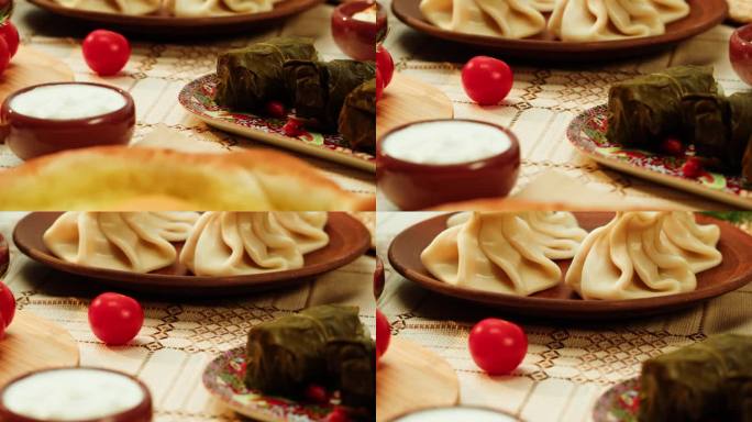 加奶酪和生蛋黄的阿贾利安哈恰布里糕点派，格鲁吉亚传统美食。乡村风格的木质背景鸡蛋。第比利斯的食物