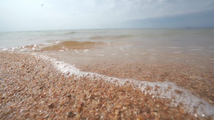 情侣在沙滩散步奔跑浪漫大海