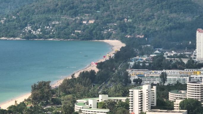 白天普吉岛海岸线著名的海滩小镇航拍全景4k泰国