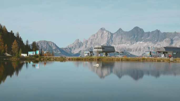 宁静的风景缆车在湖的另一边在欧洲阿尔卑斯山