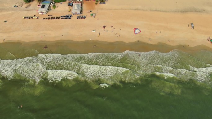 印度果阿:阿拉伯海边著名的印度避暑胜地鸟瞰图，该地区南部有莫波尔海滩、贝图尔海滩和卡韦洛西姆海滩——