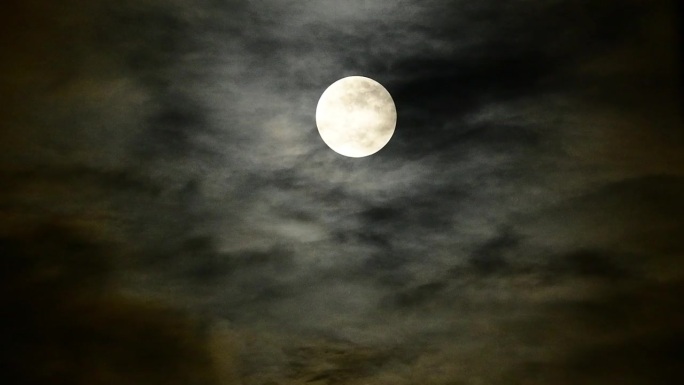 满月时云的移动月亮上升月黑风高乌云