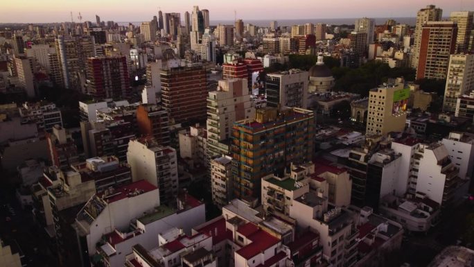 无人机拍摄的布宜诺斯艾利斯普通住宅中的一栋不寻常的黄蓝色住宅楼