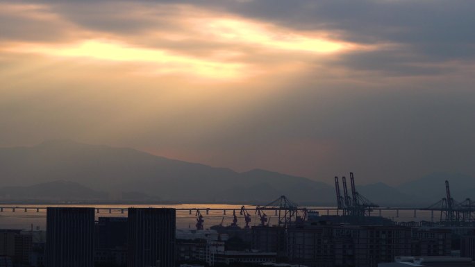 夕阳西下丁达尔光下梦幻的海沧港