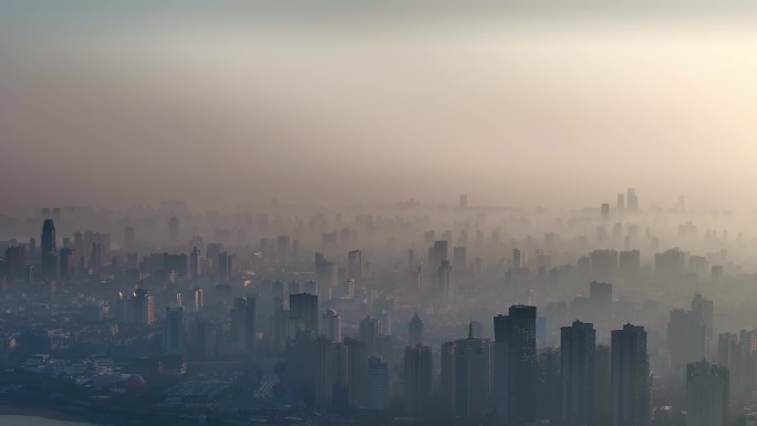 清晨日出雾霾下的城市