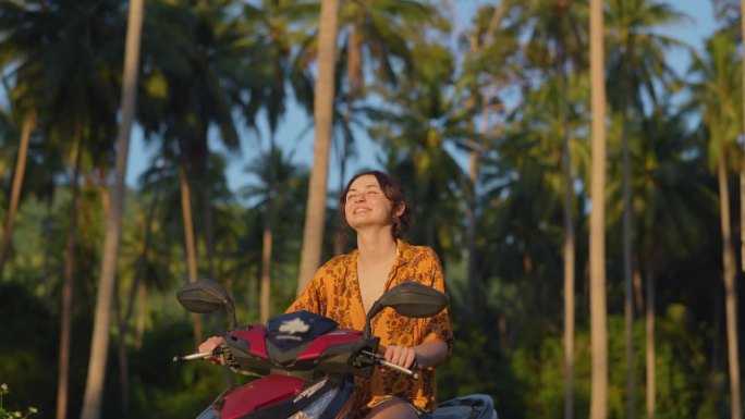 骑摩托车在热带旅行的女人