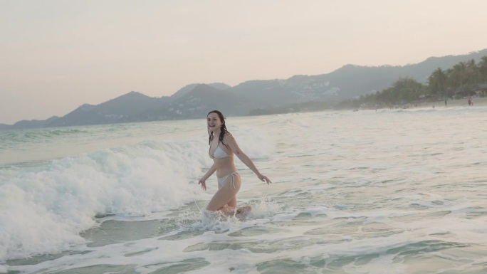 女子在苏梅岛的海里游泳