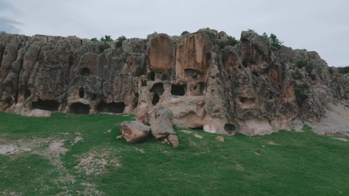 悬崖上古老的洞穴土耳其地貌岩石考古