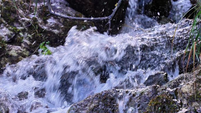 自然生态水流溪水河流山泉水酒水水滴小溪流