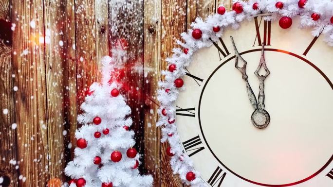 时钟拨号与罗马数字在圣诞节的背景。新年倒计时。十二点差五分钟。白色的新年树和红色的球。午夜倒计时