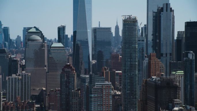 直升机游览纽约市。在一个阳光明媚的夏日，鸟瞰世界贸易中心一号摩天大楼周围风景如画的办公和住宅建筑