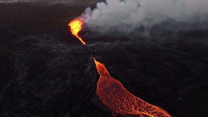 地质现象:火山喷发的熔岩，火焰和烟雾的迷人景观