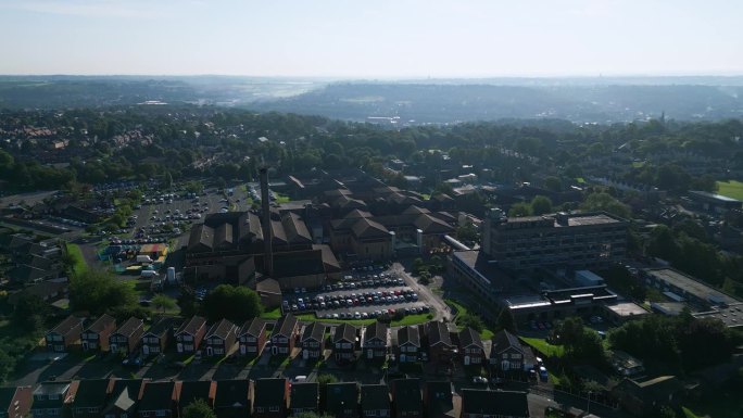 无人机拍摄的视频展示了英国斯坦克利夫的工业建筑、熙攘的街道、杜斯伯里综合医院和约克郡的早晨景观。