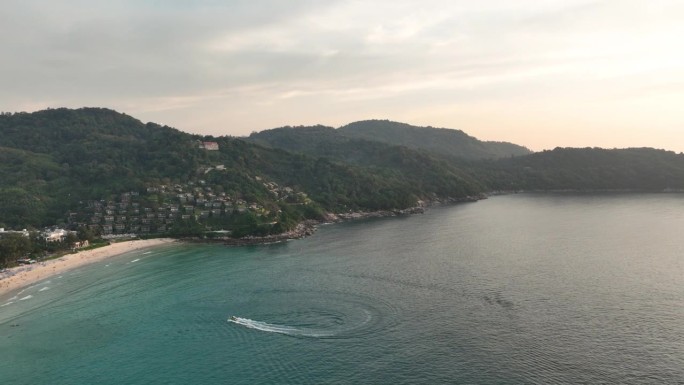 日落时间飞行在普吉岛海岸线海滩湾航拍全景4k泰国