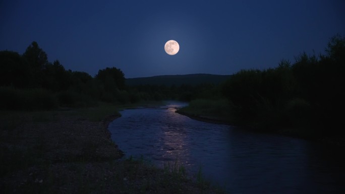 夜晚月亮月光水面倒影