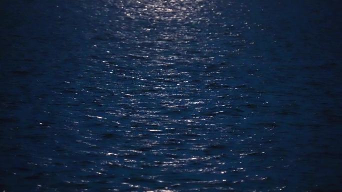 夜晚月亮月光水面倒影