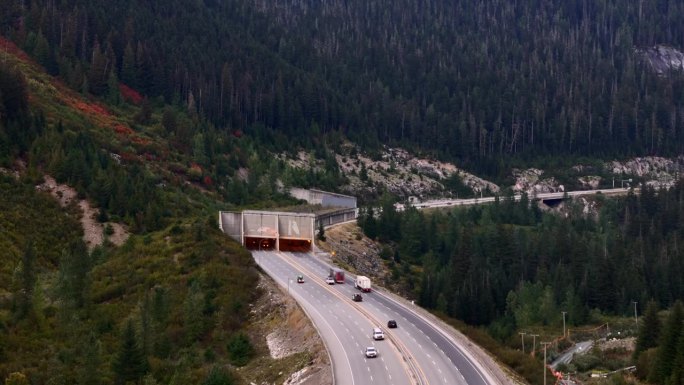 鸟瞰图交通进入大熊雪棚的横贯加拿大公路