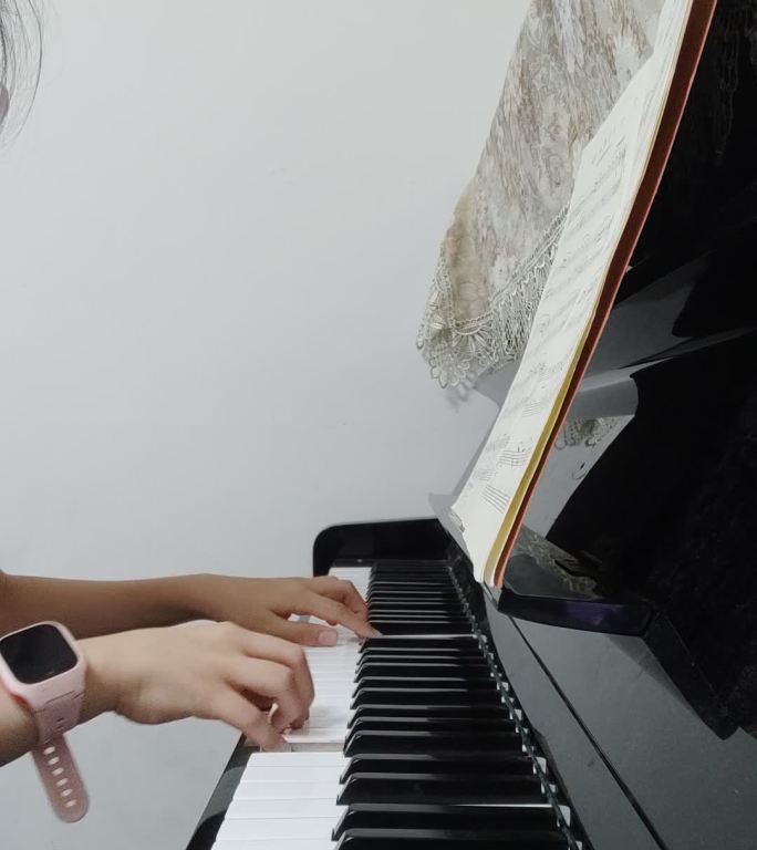 小朋友练习钢琴曲