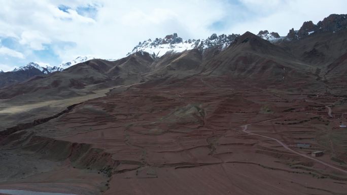 西藏红土地 农田雪山