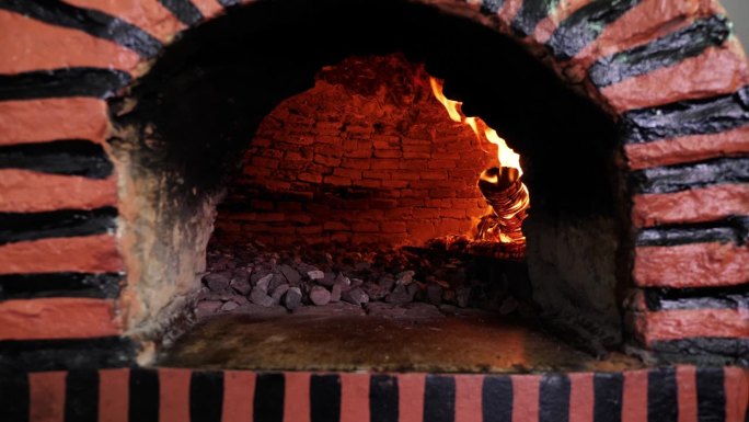 传统的摩洛哥披萨，面包石烤炉带火。