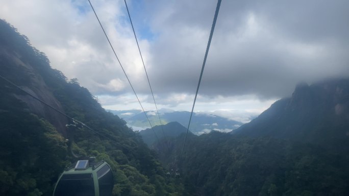 黄山云雾缭绕巍峨的高山