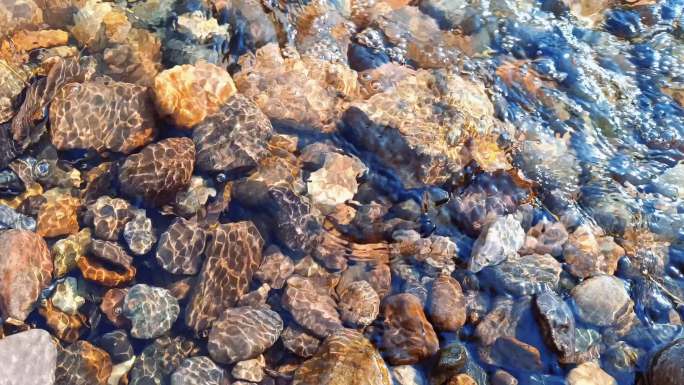 波光粼粼的水中鹅卵石