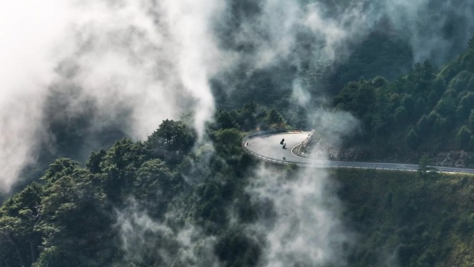 摩托车骑手的鸟瞰图和弯曲的山路