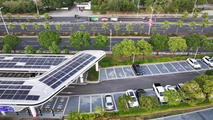 俯瞰城市的太阳能屋顶充电停车场