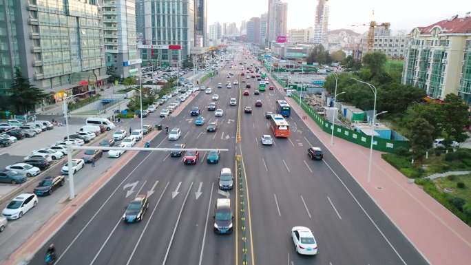 公交车 城市道路  公交站 长江路