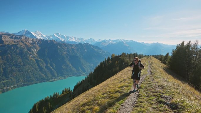 一名男子在瑞士阿尔卑斯山的因特拉肯徒步旅行