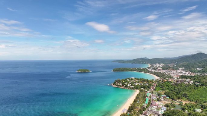 夏天最美的海景鸟瞰图。白云蓝天。可以看到无边无际的地平线。