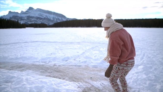 镜头:一对情侣手牵着手，在结冰的湖面上滑冰