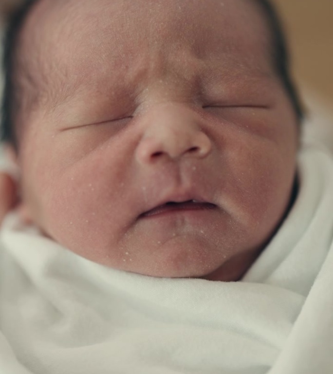 温柔的结合:亚洲母亲在医院拥抱新生男婴-爱和联系的珍贵时刻。