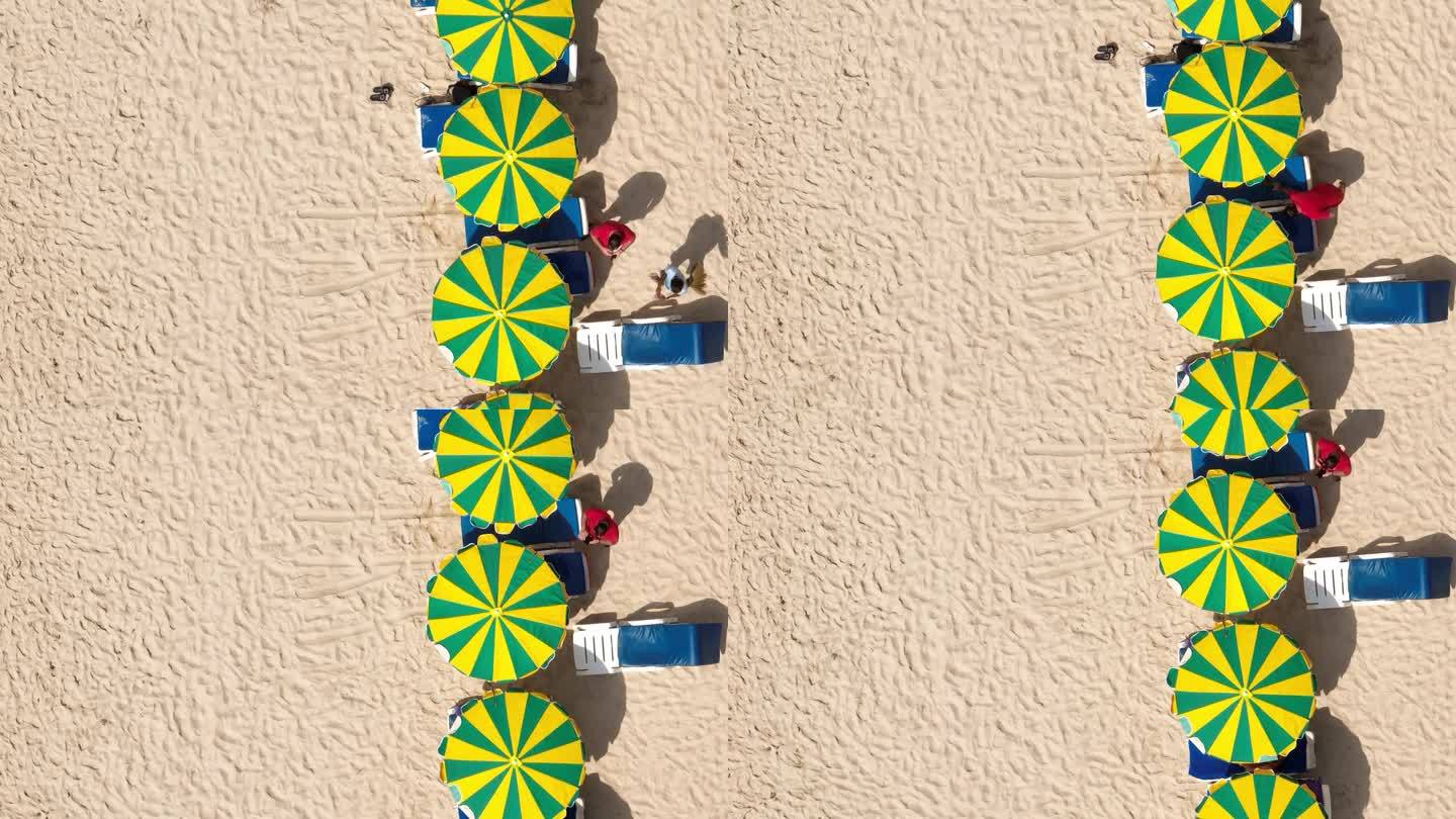 阳光明媚的日子舒适的海滩海湾遮阳伞空中俯视全景4k泰国