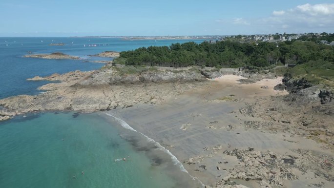 法国布列塔尼第纳尔的罗氏贝利海滩。空中无人机视野