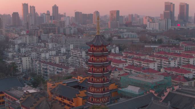 南京古鸡鸣寺紫峰现代与传统日落航拍（全）