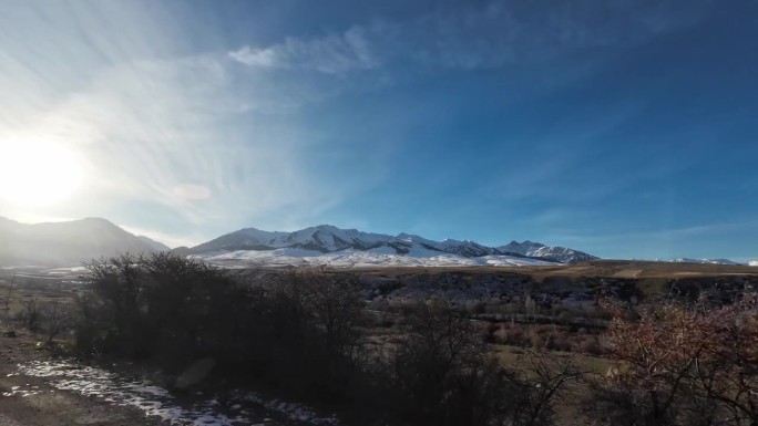 深秋山村上方的雪峰