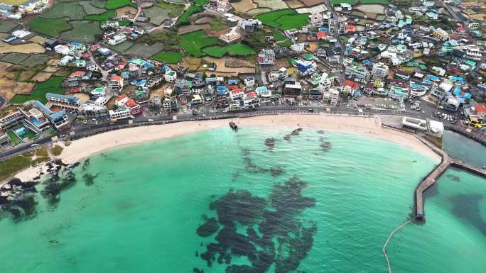 沿海公路小镇田地蓝天白云